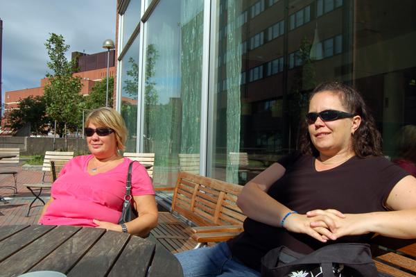 080802_anna_bitte.jpg - Bitte & Anna solar sig utanför Holiday Inn, Helsingfors